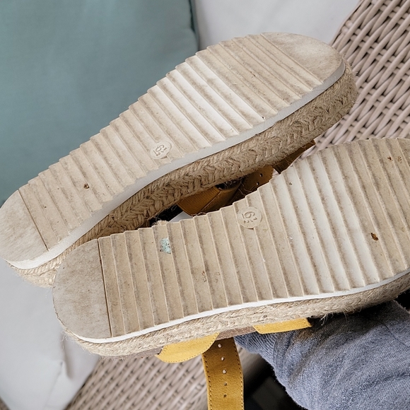 🤍Universal Thread Sandals - Picture 3 of 10